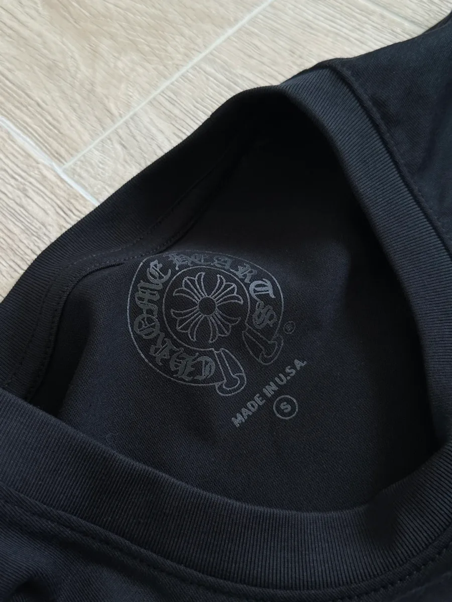 Внутренний принт на горловине с указанием размера S черного лонгслива Chrome Hearts