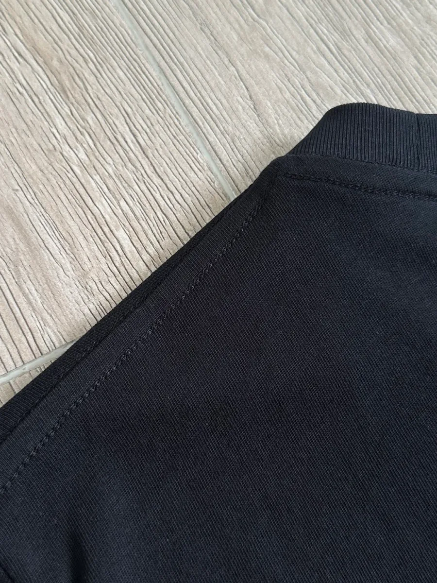 Плечевой шов черного лонгслива Chrome Hearts