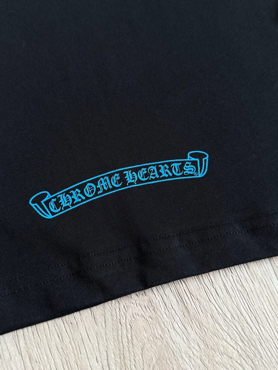Синий текстовый принт Chrome Hearts на нижнем крае черного лонгслива