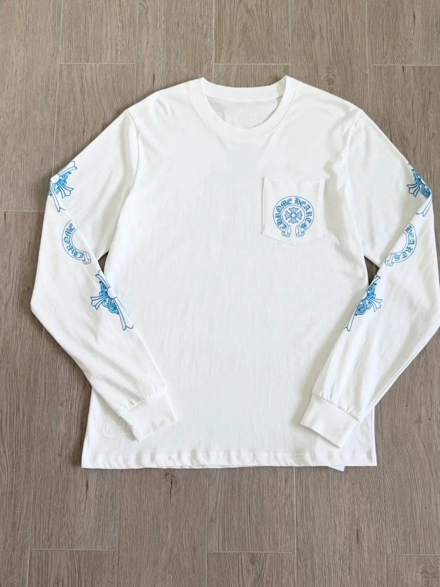 Белый лонгслив Chrome Hearts CH23SS с синими крестами, вид спереди