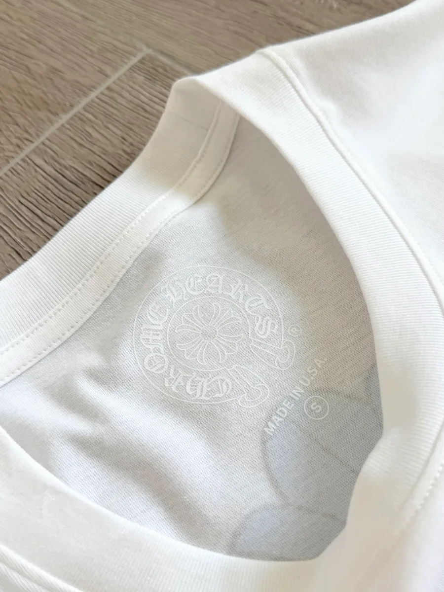 Внутренний принт на горловине с указанием размера S белого лонгслива Chrome Hearts