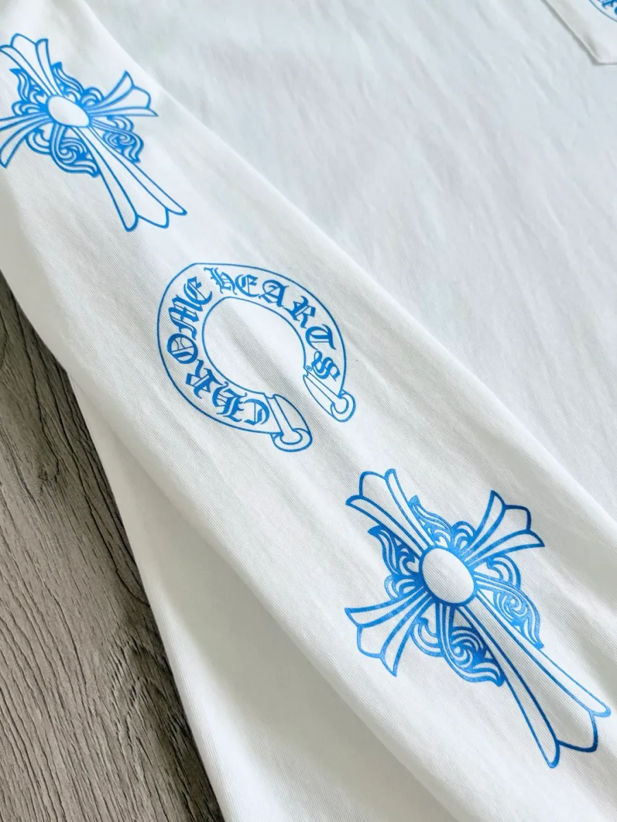 Принт на рукаве белого лонгслива Chrome Hearts