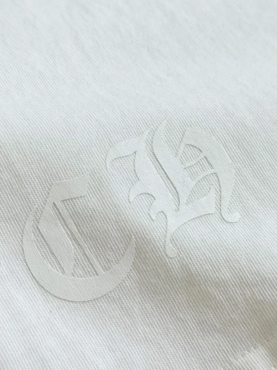Тональный белый принт CH на подоле лонгслива Chrome Hearts