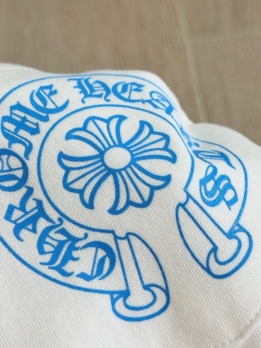 Синий принт с логотипом-подковой на белом лонгсливе Chrome Hearts