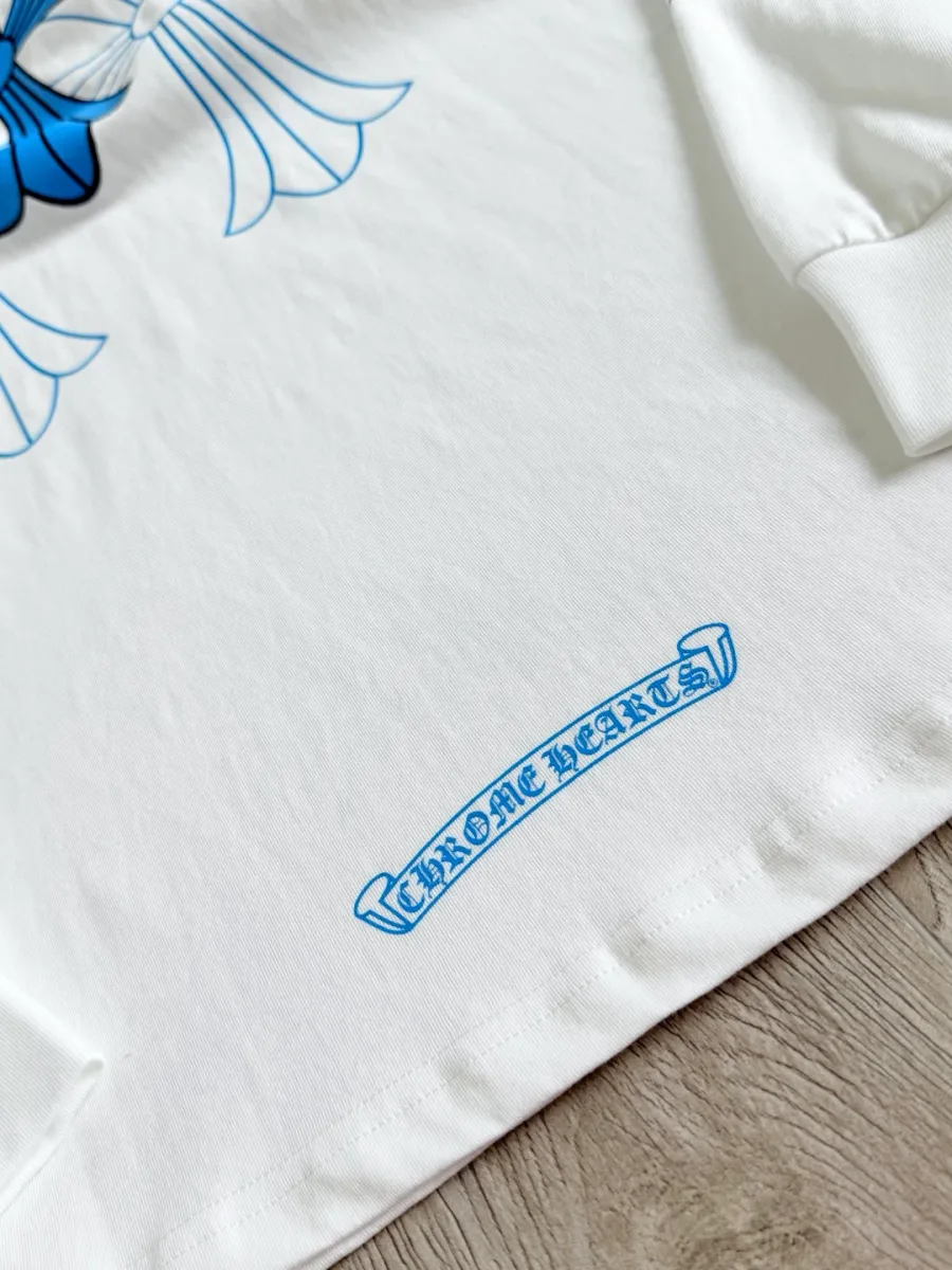 Синий текстовый принт Chrome Hearts на нижнем крае белого лонгслива