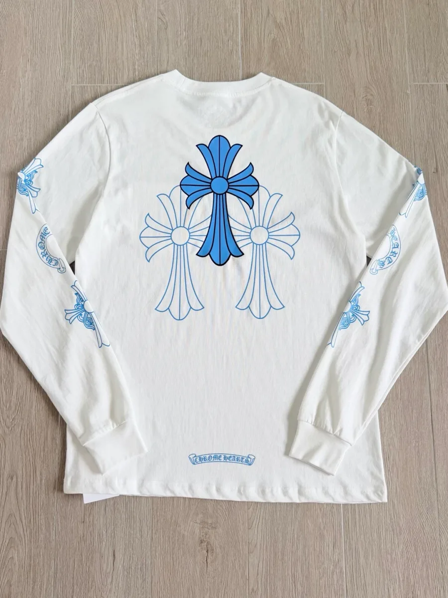 Белый лонгслив Chrome Hearts CH23SS с синими крестами, вид сзади