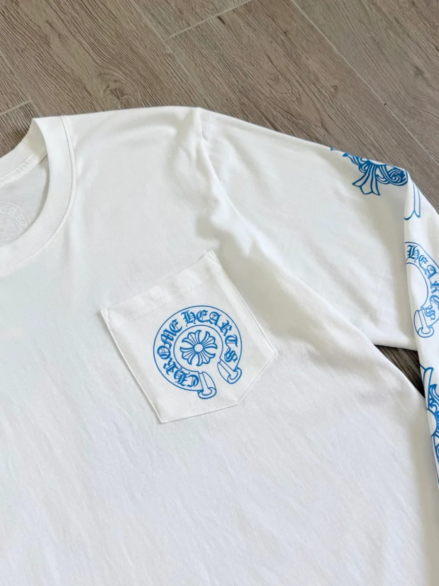 Накладной карман с синим принтом на белом лонгсливе Chrome Hearts