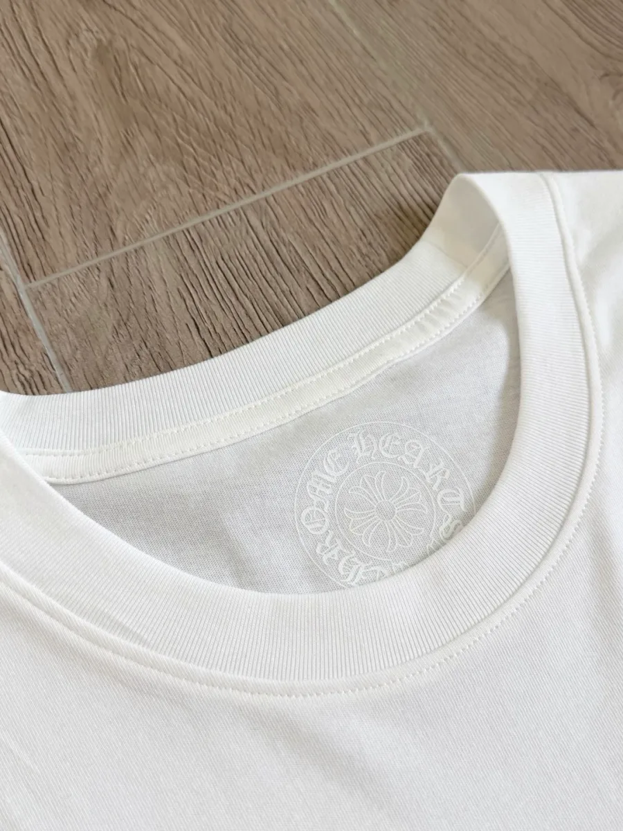 Внутренний принт на горловине белого лонгслива Chrome Hearts