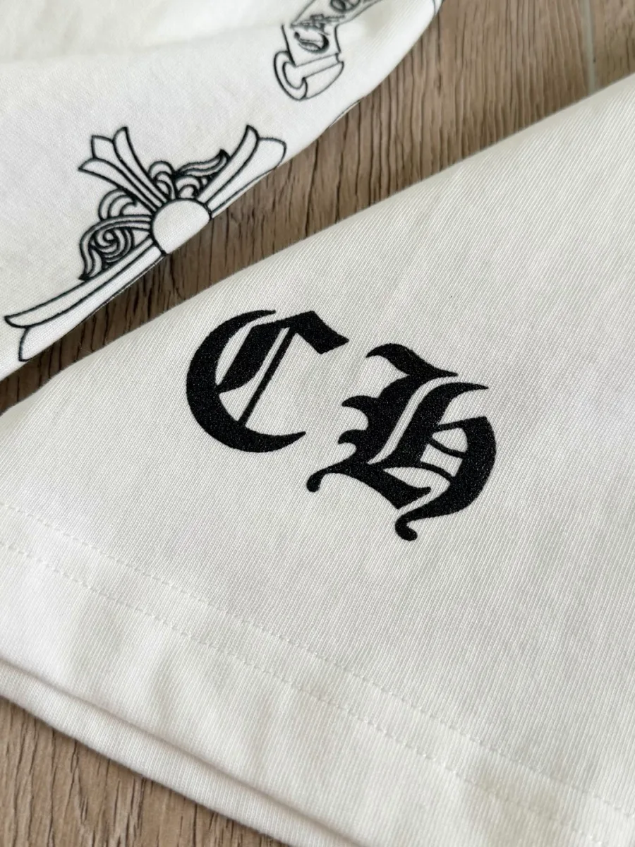 Принт CH на нижней части лонгслива Chrome Hearts