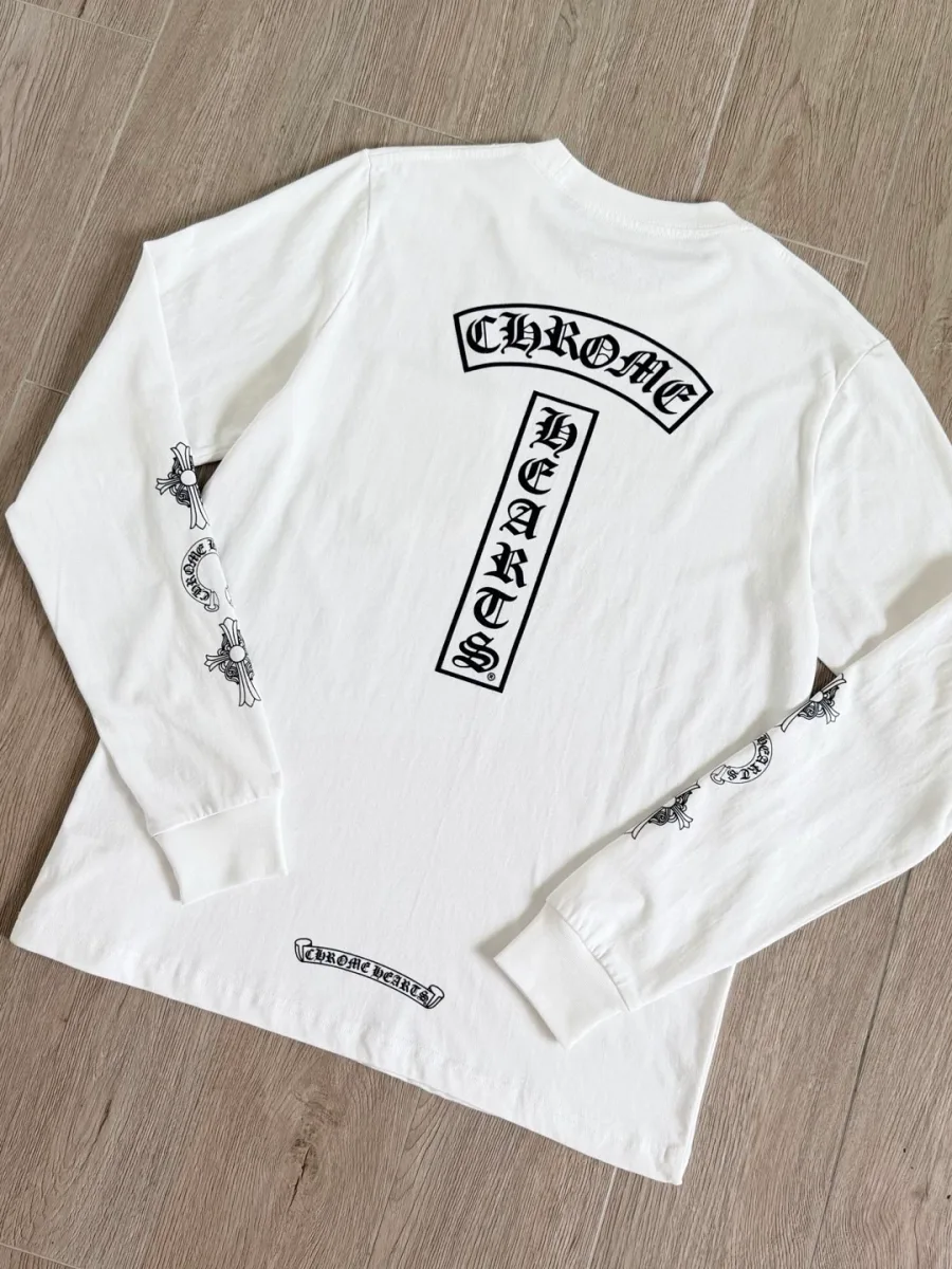 Белый лонгслив Chrome Hearts со спины, разложенный на полу