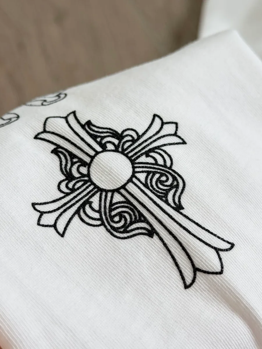 Принт в виде креста на рукаве лонгслива Chrome Hearts