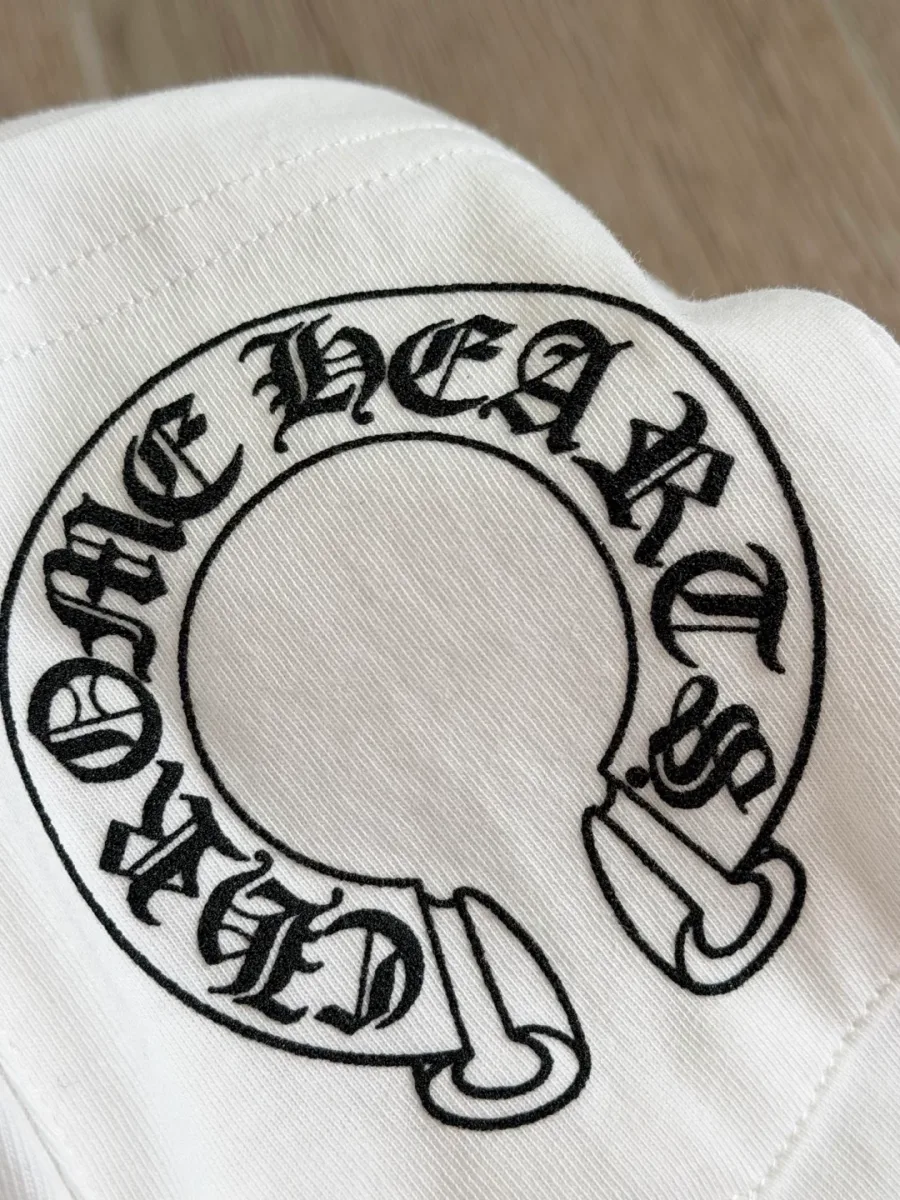 Принт в виде подковы с логотипом Chrome Hearts на кармане