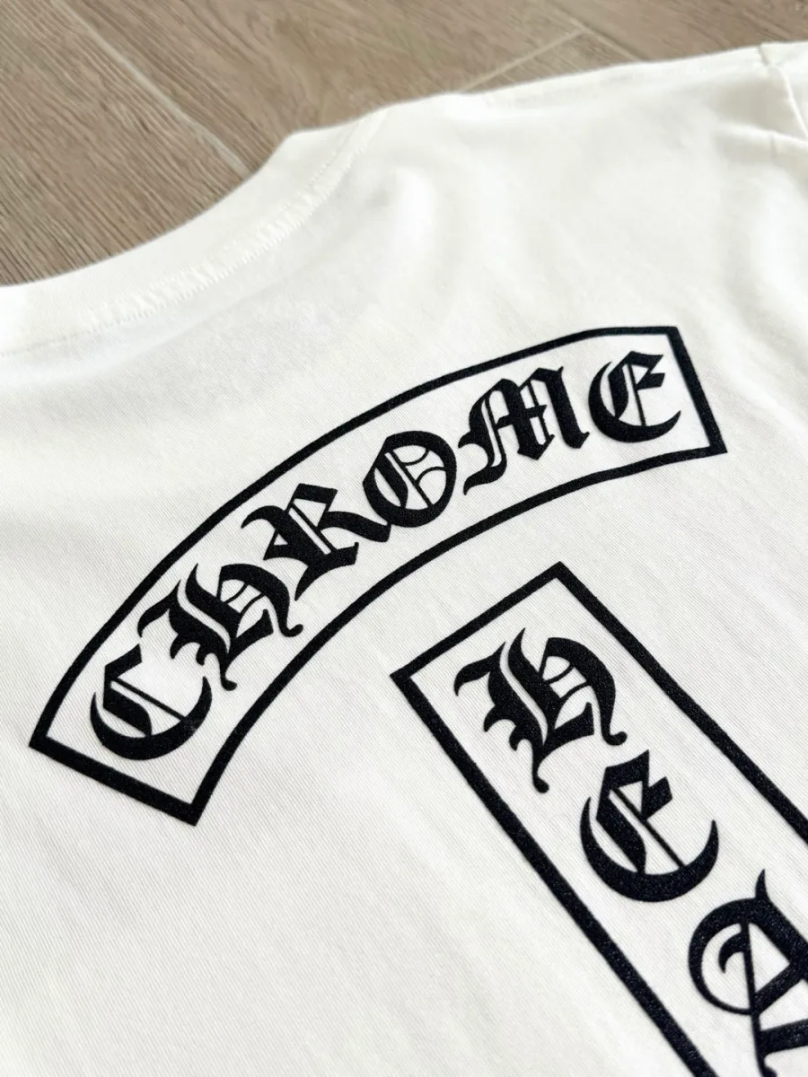 Крупный план принта на спине лонгслива Chrome Hearts