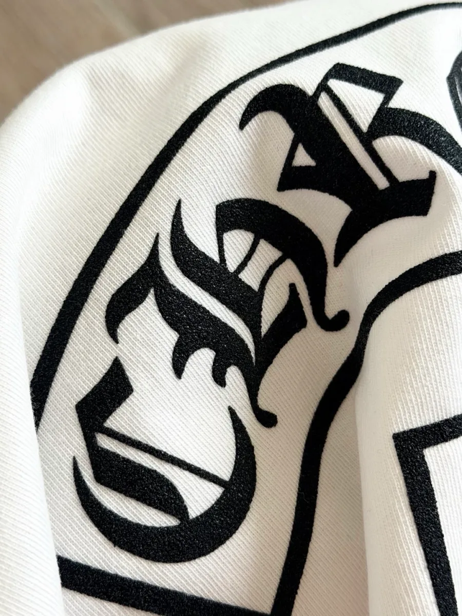 Текстура ткани и принт лонгслива Chrome Hearts