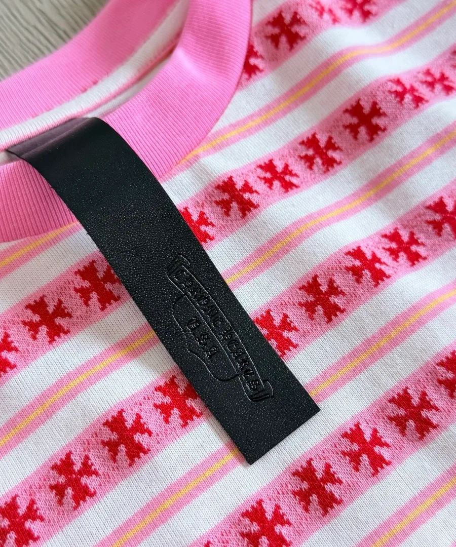 Кожаный ярлык Chrome Hearts на внутренней стороне горловины