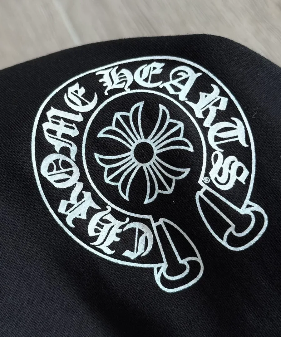 Принт с логотипом-подковой Chrome Hearts