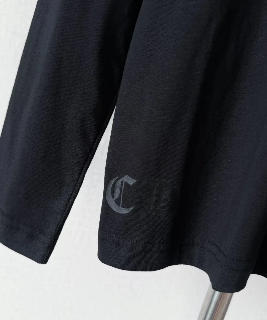 Вышивка CH на нижнем крае лонгслива Chrome Hearts