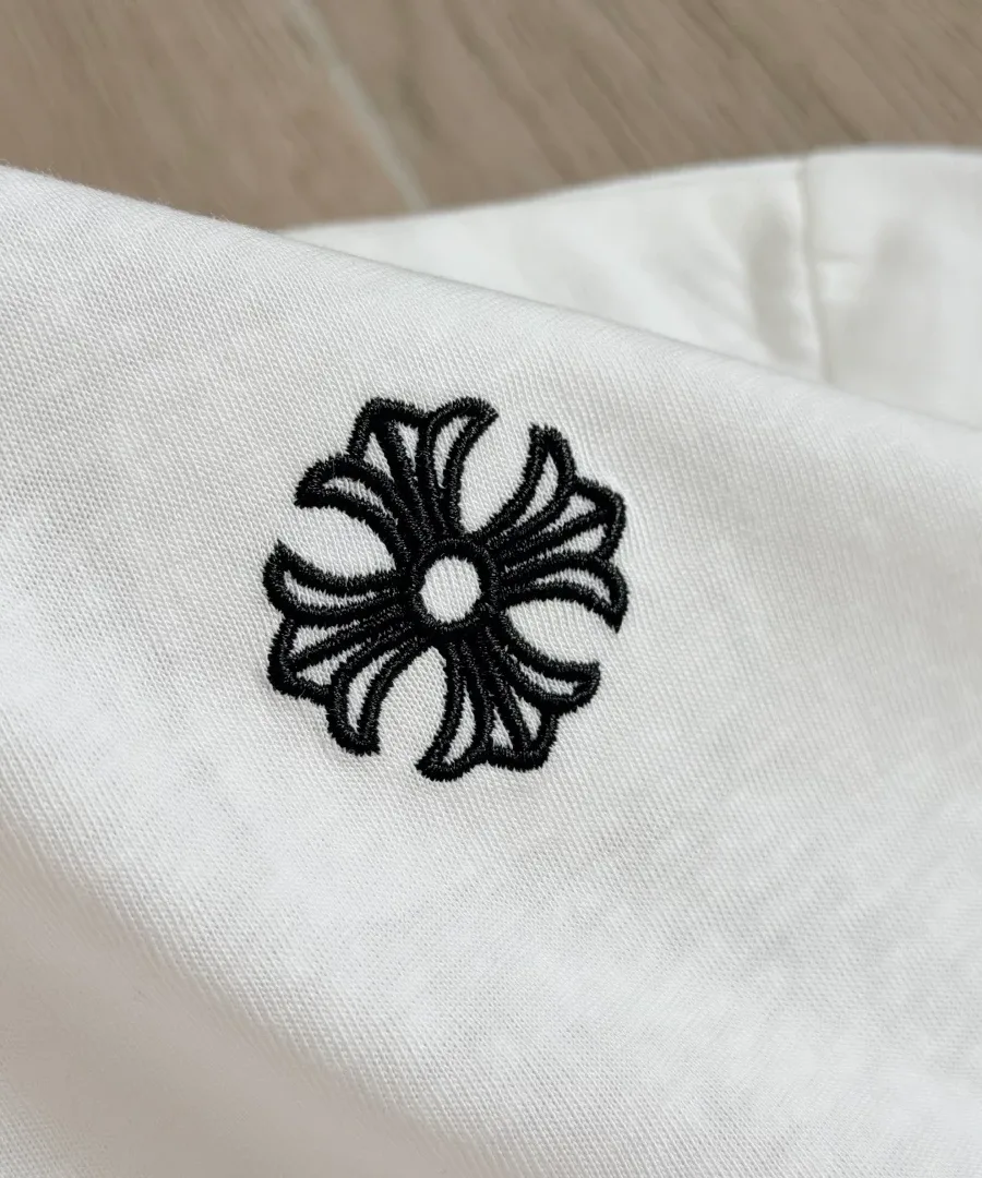 Вышивка креста на спине белого лонгслива Chrome Hearts GRP Y