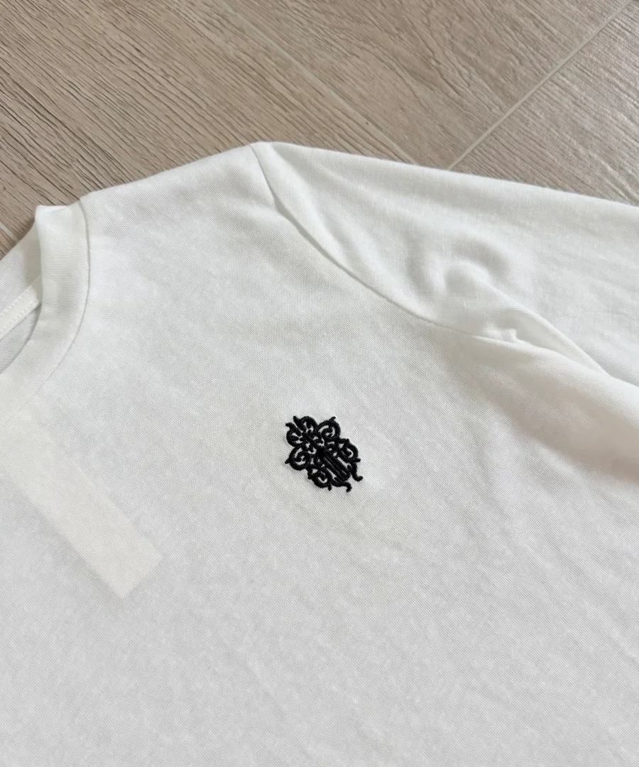 Вышивка логотипа на груди белого лонгслива Chrome Hearts GRP Y