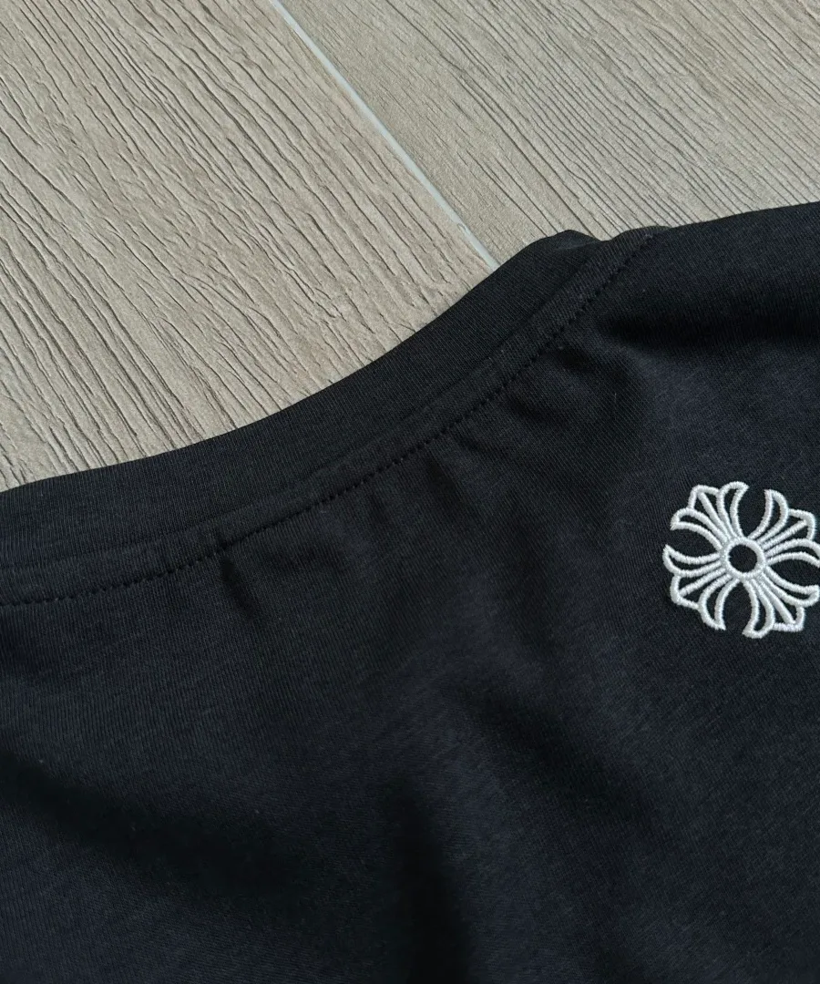 Вышивка креста на спине черного лонгслива Chrome Hearts GRP Y, крупный план