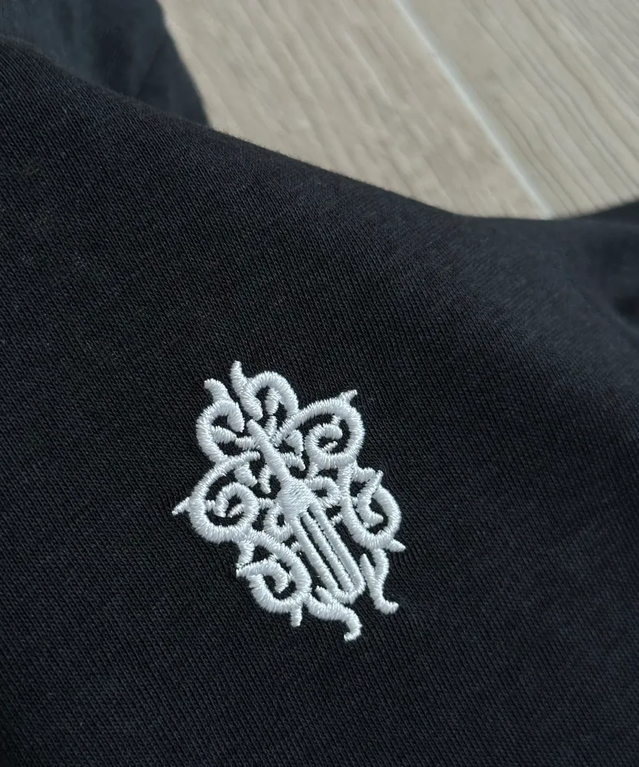 Вышивка логотипа на груди черного лонгслива Chrome Hearts GRP Y