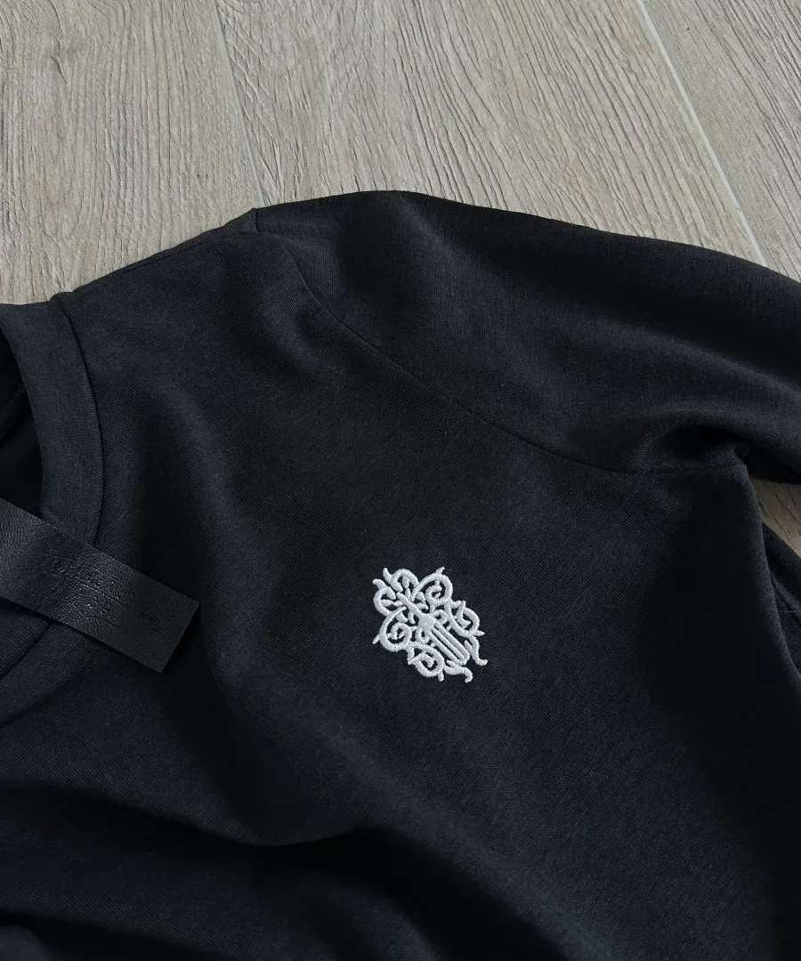 Деталь груди с вышивкой черного лонгслива Chrome Hearts GRP Y