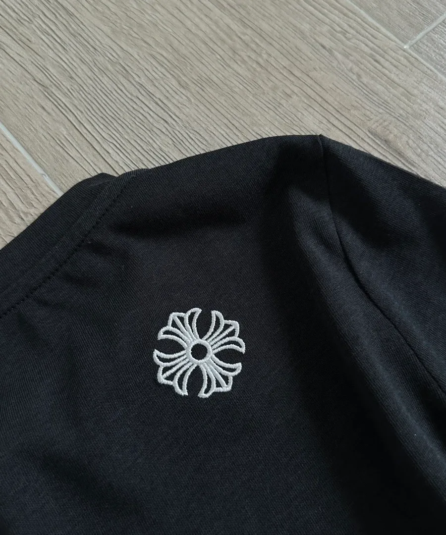Вышивка креста на спине черного лонгслива Chrome Hearts GRP Y