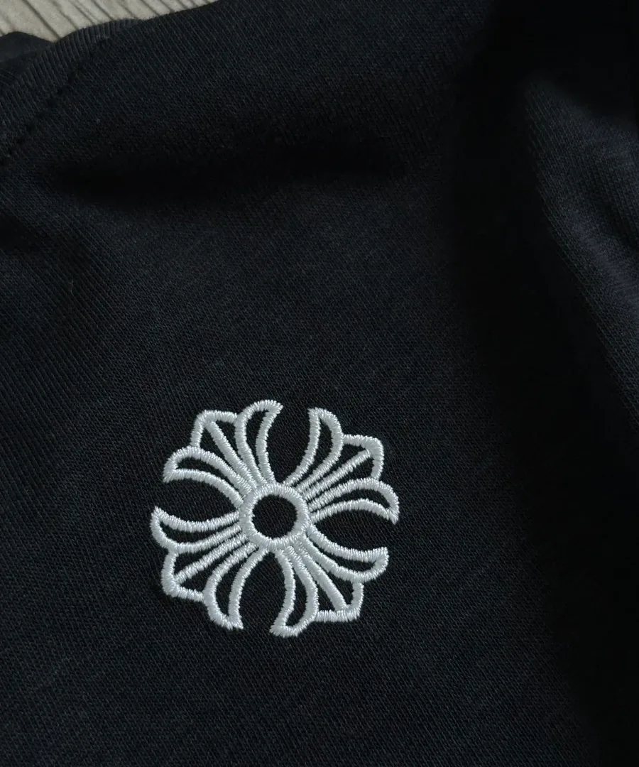 Вышивка креста на спине черного лонгслива Chrome Hearts GRP Y, детальный вид