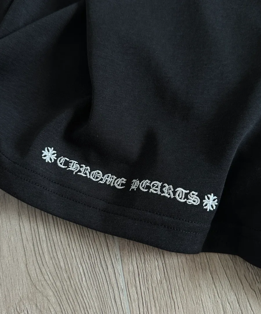 Вышивка названия бренда на нижнем крае черного лонгслива Chrome Hearts GRP Y, детальный вид