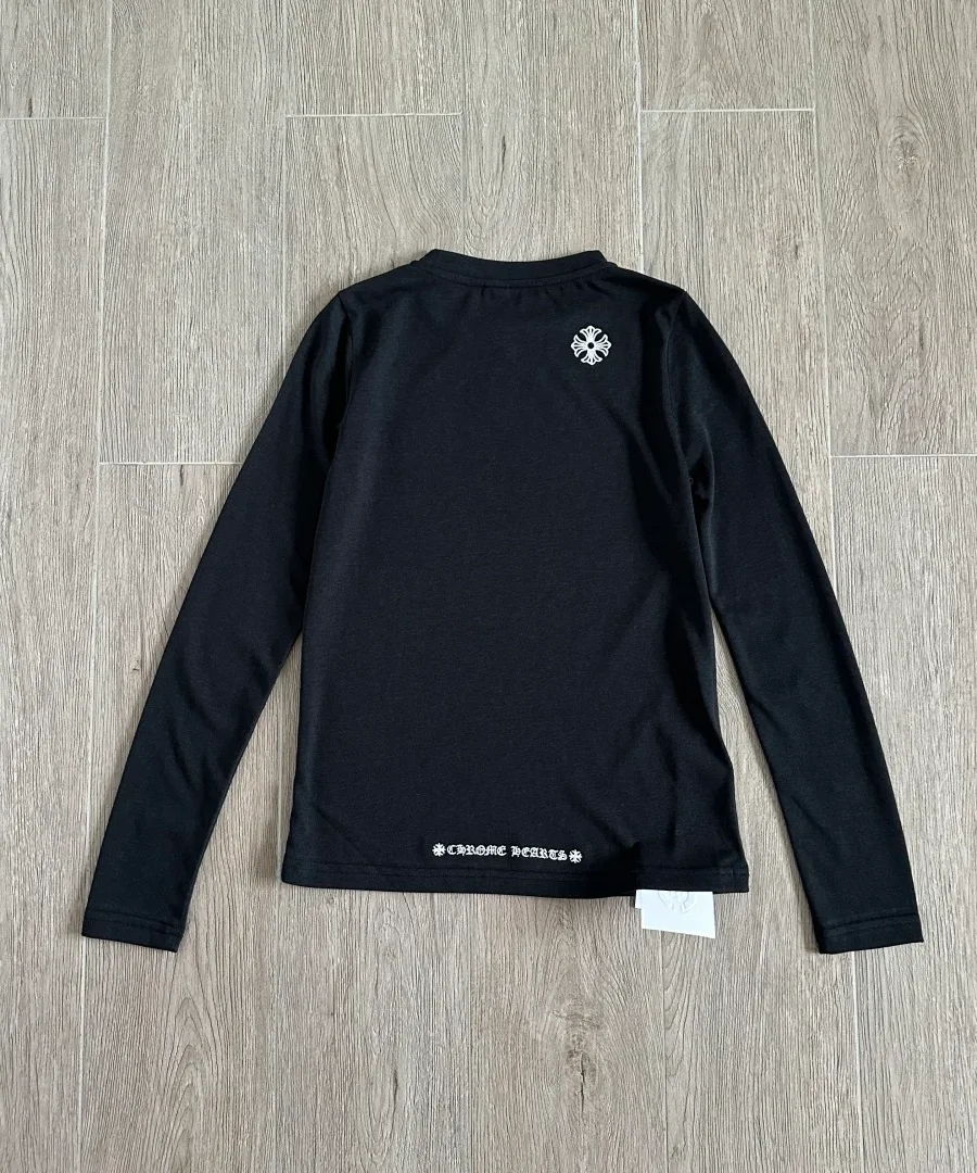 Женский лонгслив Chrome Hearts GRP Y черного цвета, вид сзади на плоскости