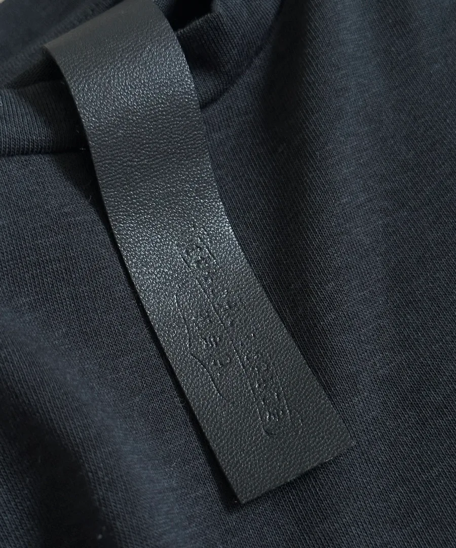 Кожаный ярлык на воротнике черного лонгслива Chrome Hearts GRP Y