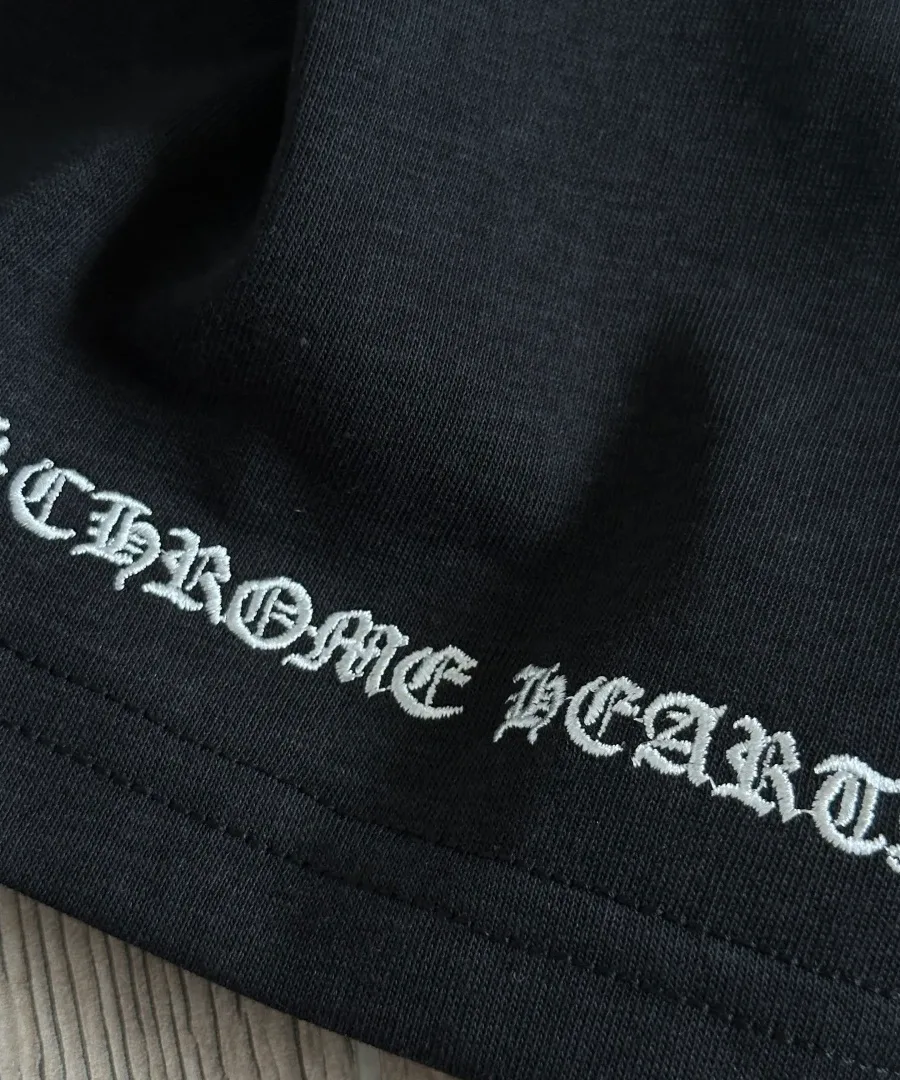 Вышивка названия бренда на нижнем крае черного лонгслива Chrome Hearts GRP Y