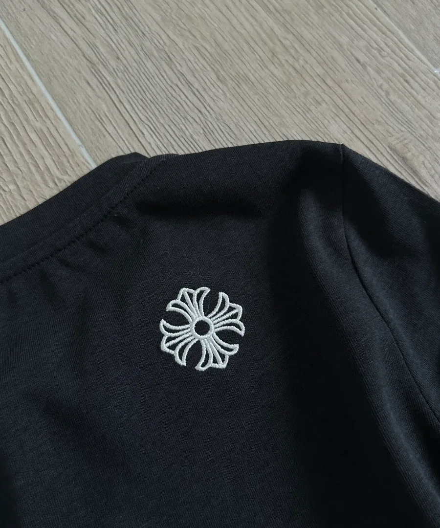 Вышивка креста на спине черного лонгслива Chrome Hearts GRP Y