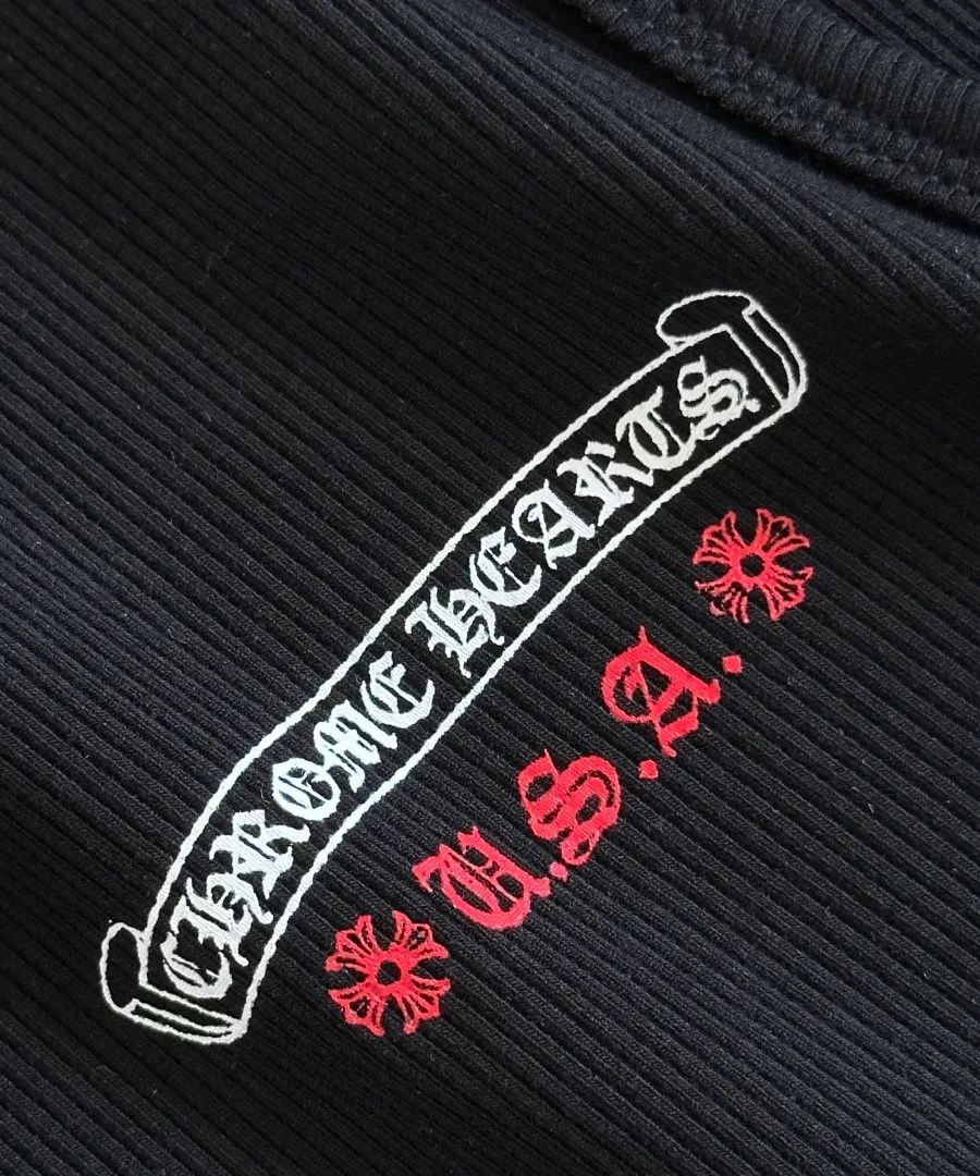 Принт Chrome Hearts U.S.A. на воротнике черного платья