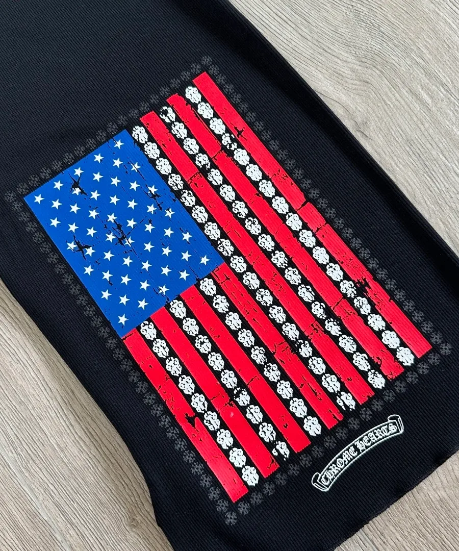Принт флага на спинке черного платья Chrome Hearts