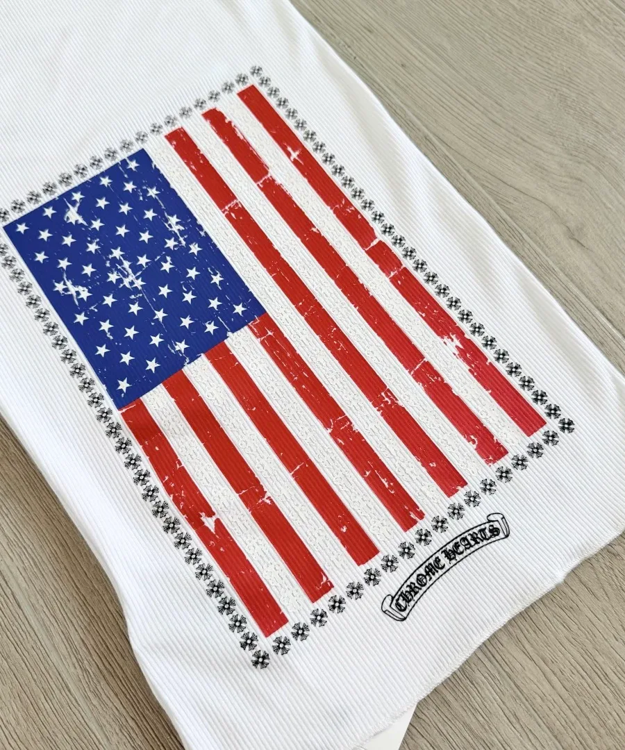Принт флага на спинке белого платья Chrome Hearts