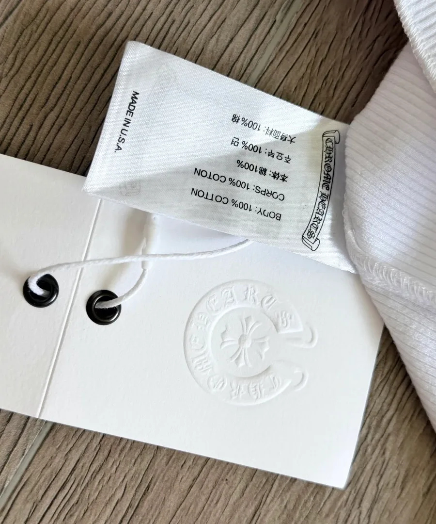 Ярлык с составом 100% хлопок на белом платье Chrome Hearts
