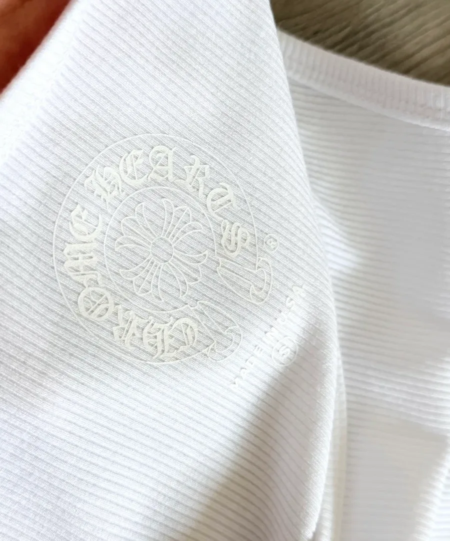 Тисненый логотип Chrome Hearts на белом трикотаже