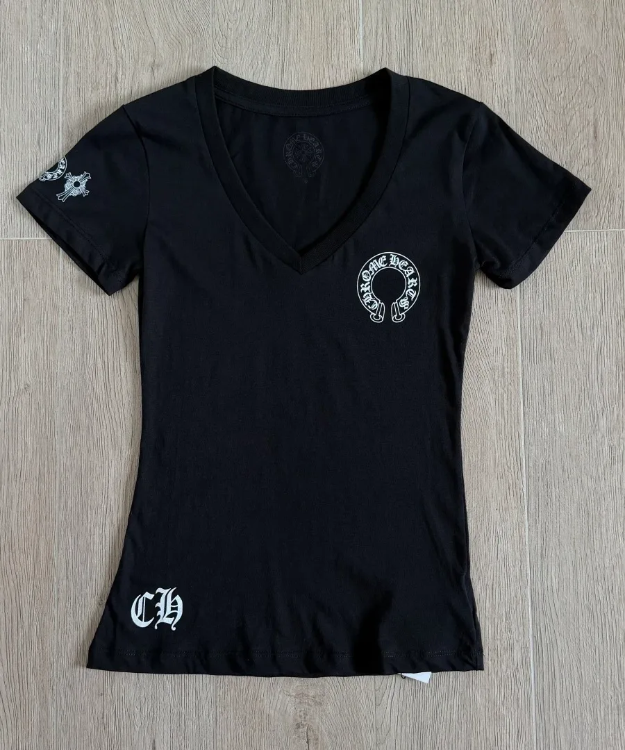 Черная женская футболка Chrome Hearts с V-образным вырезом, вид спереди
