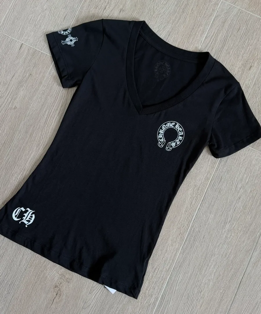 Черная женская футболка Chrome Hearts с V-образным вырезом, вид под углом