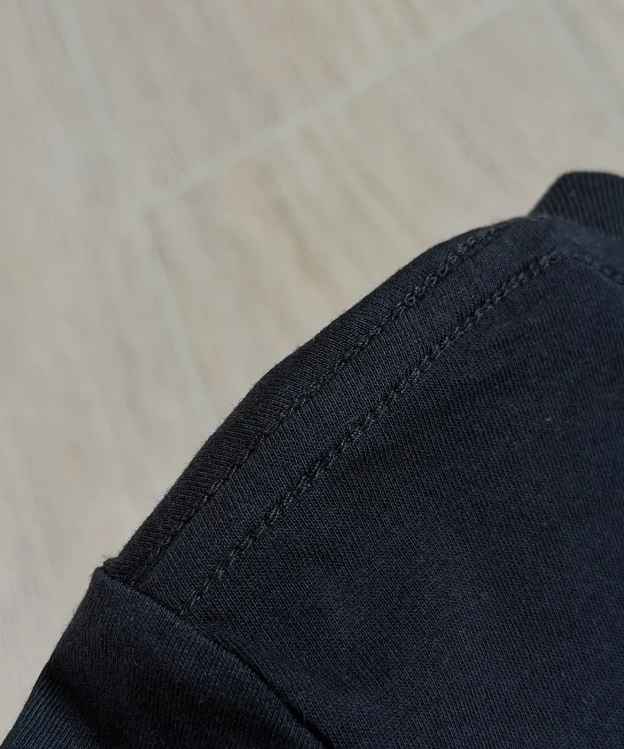 Плечевой шов черной футболки Chrome Hearts