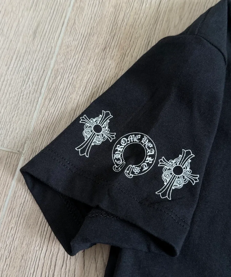 Принт с крестами на рукаве черной футболки Chrome Hearts