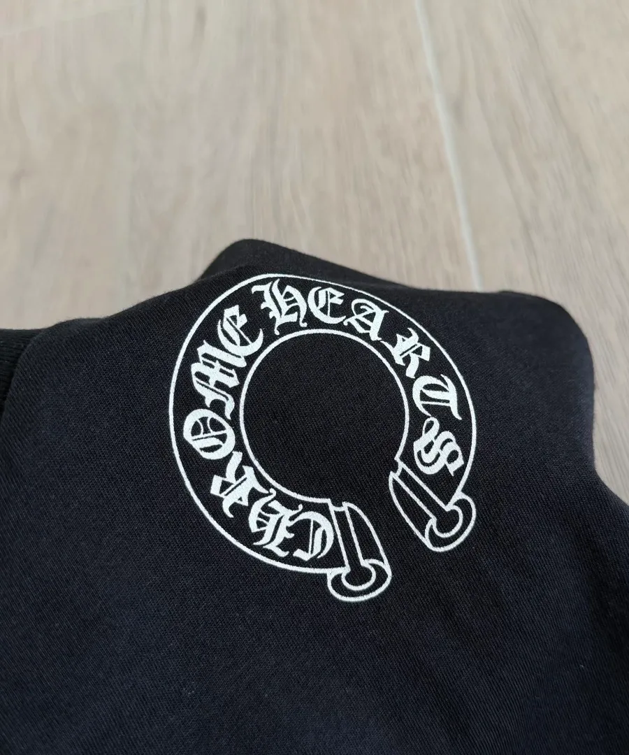 Принт с логотипом-подковой на груди черной футболки Chrome Hearts