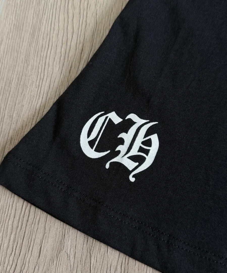 Принт с готическими буквами CH на черной футболке Chrome Hearts