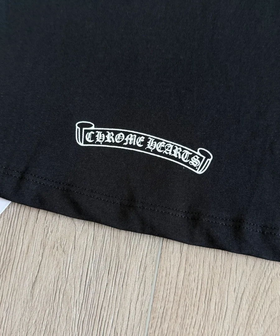 Принт со свитком на нижней части спины черной футболки Chrome Hearts