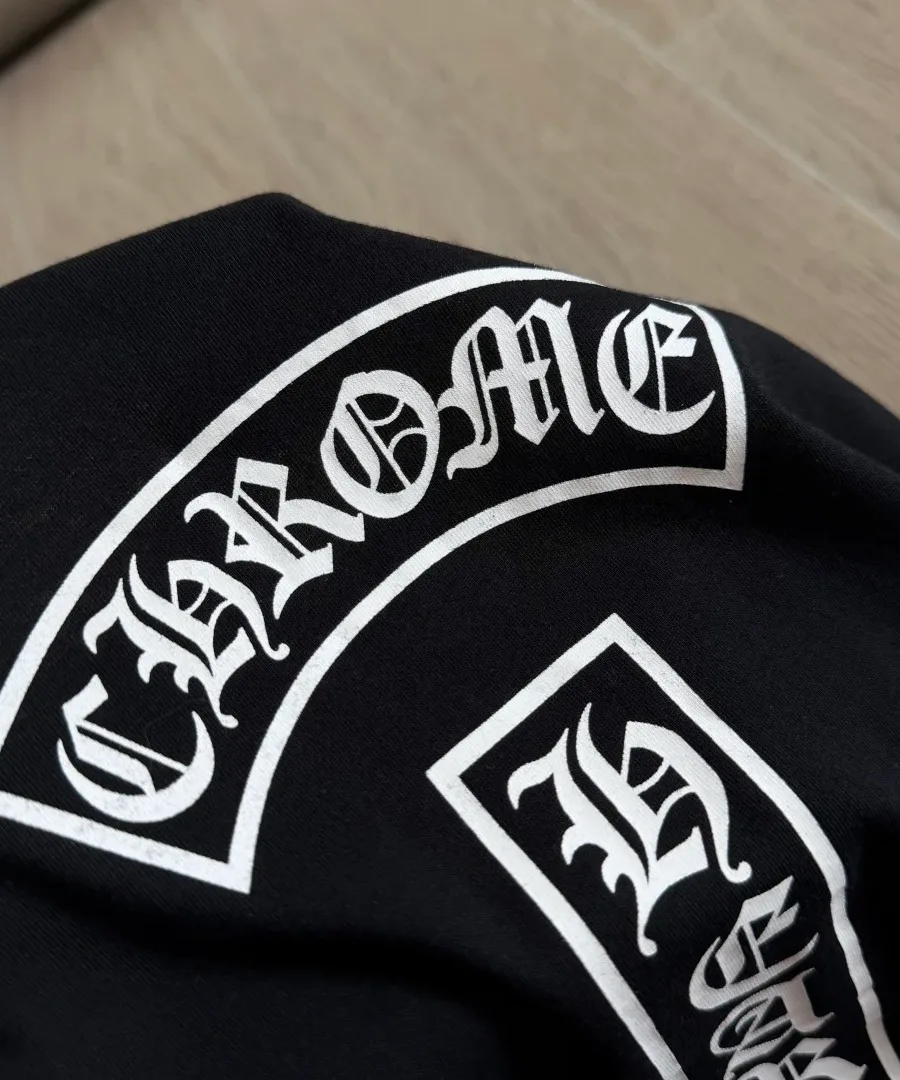 Принт со свитком и надписью Chrome Hearts на спине черной футболки