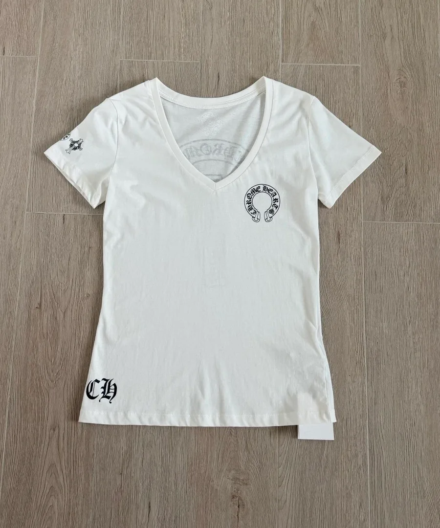 Белая женская футболка Chrome Hearts с V-образным вырезом, вид спереди