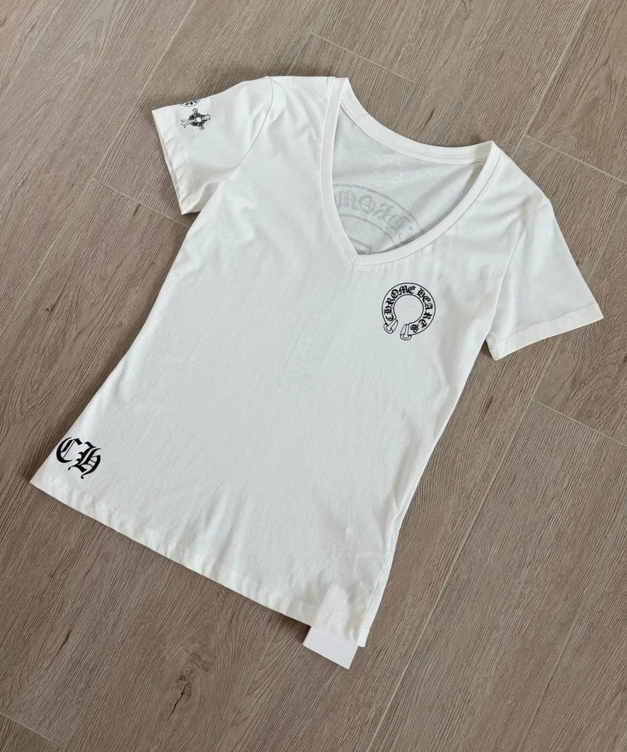 Белая женская футболка Chrome Hearts с V-образным вырезом, вид под углом