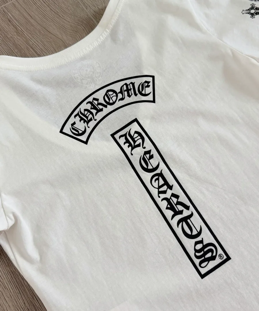 Принт со свитком на спине белой футболки Chrome Hearts