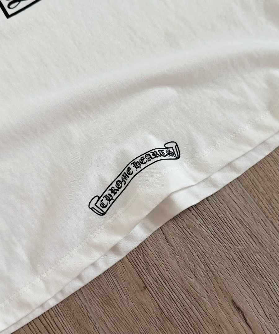 Принт со свитком на нижней части спины белой футболки Chrome Hearts